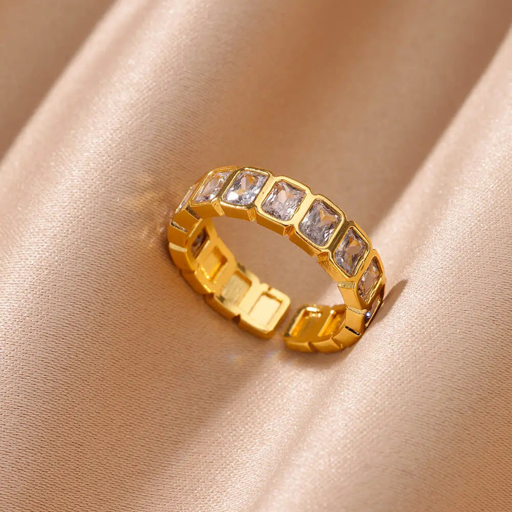 Elegant women's gold-plated ring with zircon - a perfect gift for weddings and occasions
